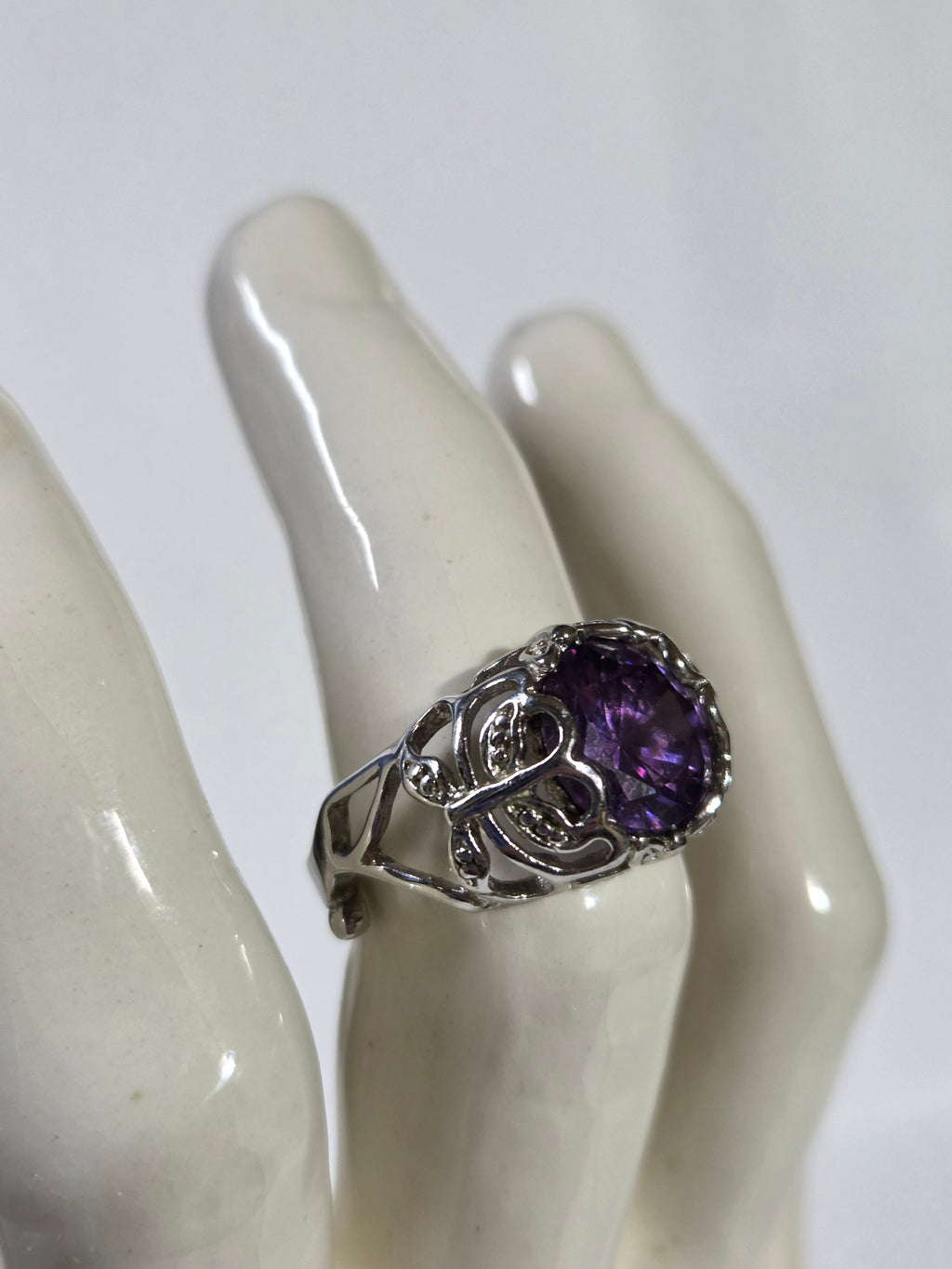 Purple Amethyst-Style Oval Stone Filigree Ring – Specimen 3 | Size 7 | Silver-Tone Costume Jewelry
