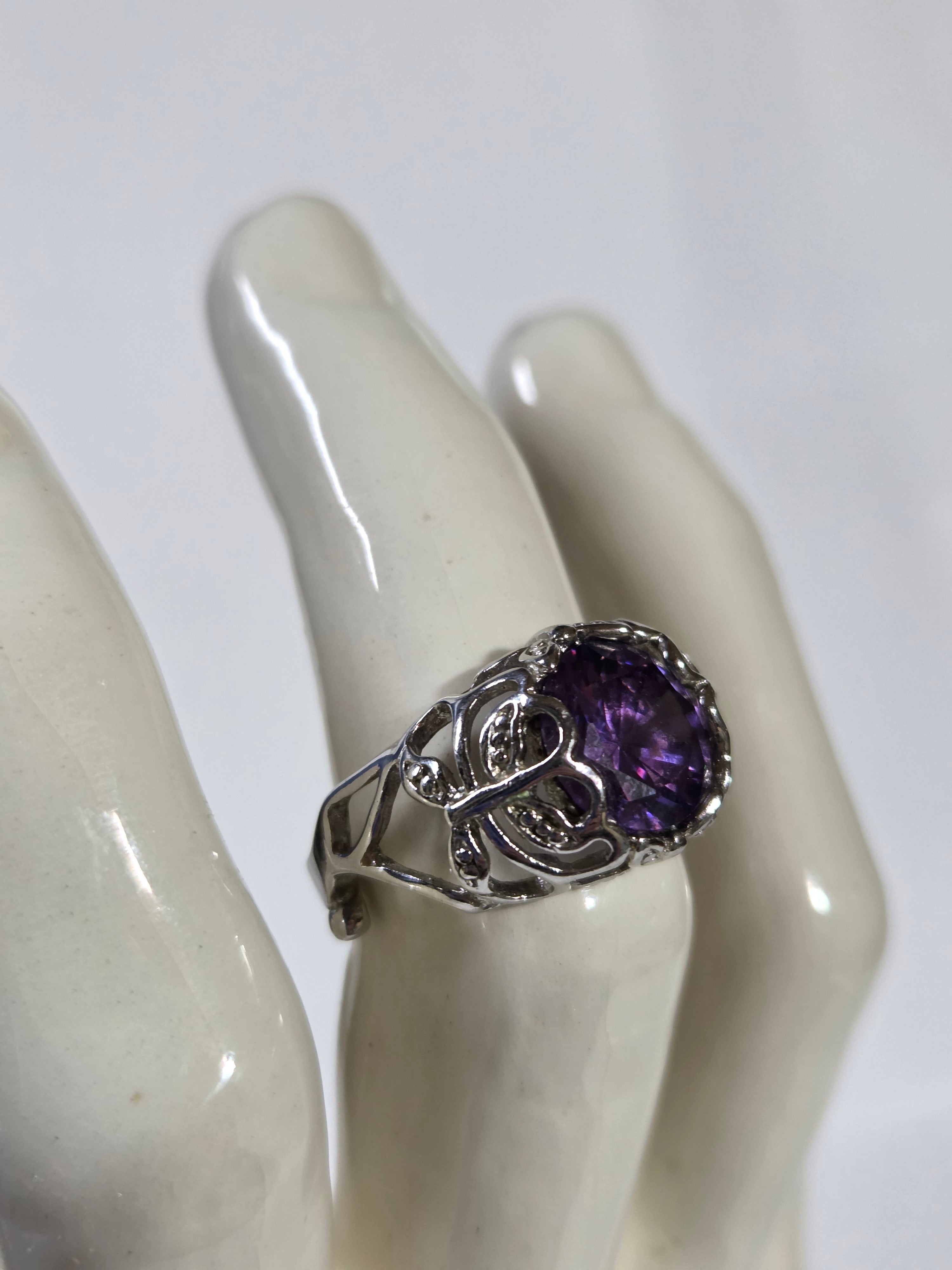 Purple Amethyst-Style Oval Stone Filigree Ring – Specimen 3 | Size 7 | Silver-Tone Costume Jewelry