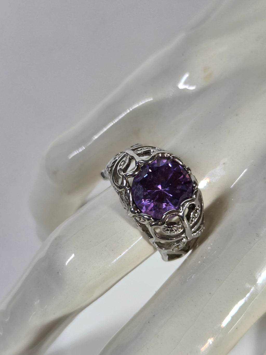 Purple Amethyst-Style Oval Stone Filigree Ring – Specimen 3 | Size 7 | Silver-Tone Costume Jewelry