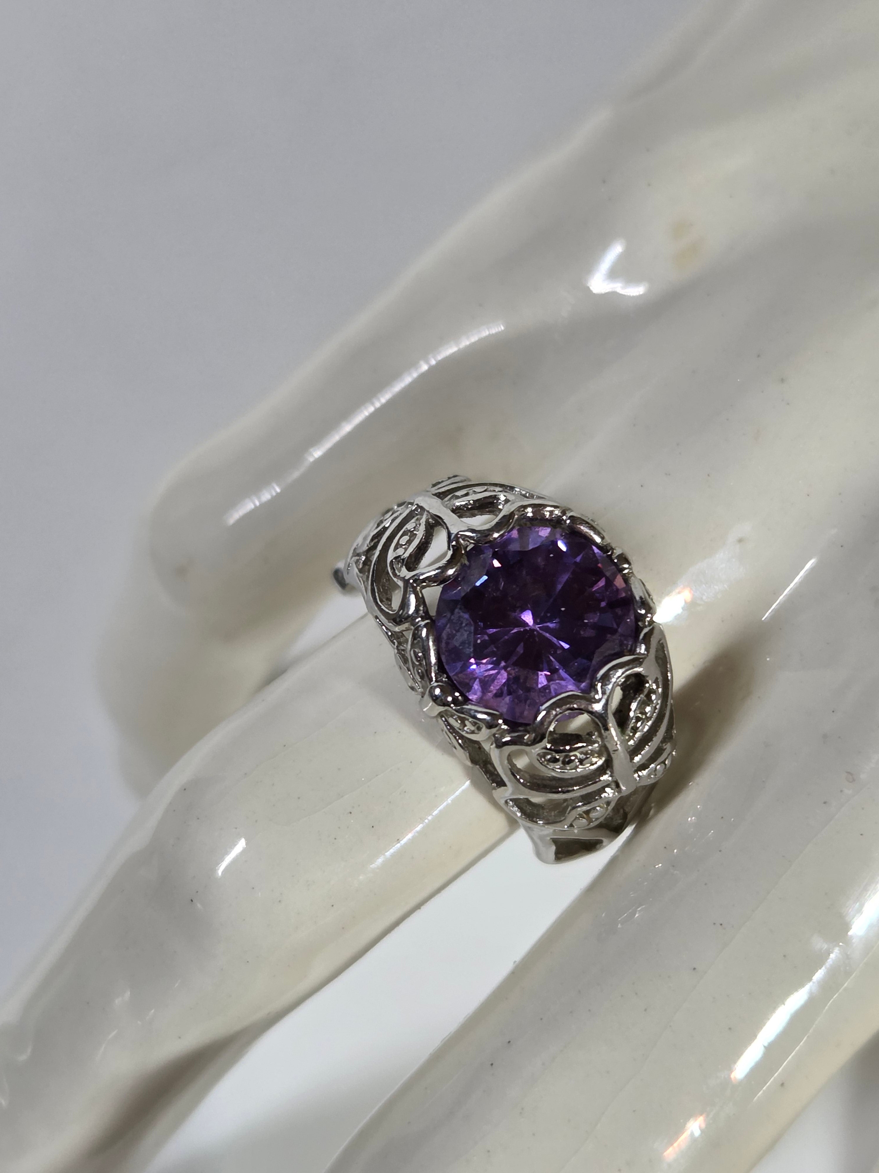 Purple Amethyst-Style Oval Stone Filigree Ring – Specimen 3 | Size 7 | Silver-Tone Costume Jewelry