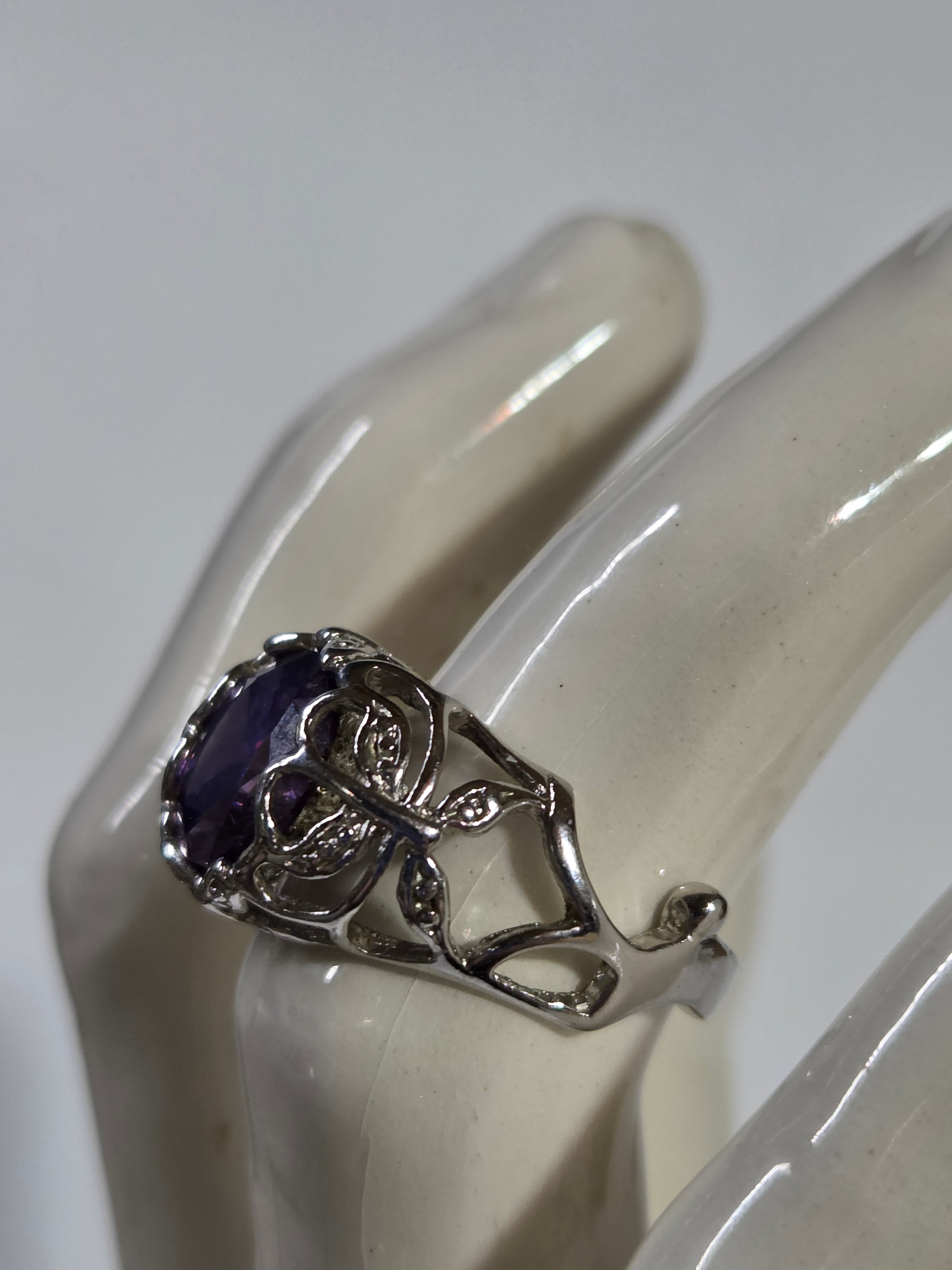 Purple Amethyst-Style Oval Stone Filigree Ring – Specimen 3 | Size 7 | Silver-Tone Costume Jewelry